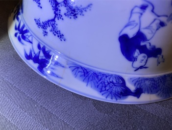 Une verseuse et un bol au tigre en porcelaine de Chine en bleu et blanc, marque et &eacute;poque de Kangxi