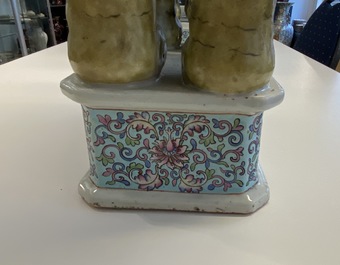 Une paire de tabourets en porcelaine de Chine famille rose en forme d'&eacute;l&eacute;phant, 19/20&egrave;me