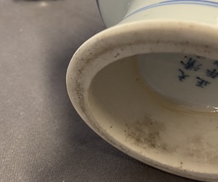 Un vase en porcelaine de Chine en bleu et blanc, marque et &eacute;poque de Yongzheng