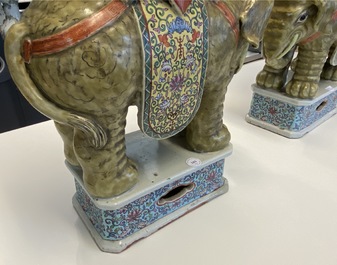 Une paire de tabourets en porcelaine de Chine famille rose en forme d'&eacute;l&eacute;phant, 19/20&egrave;me