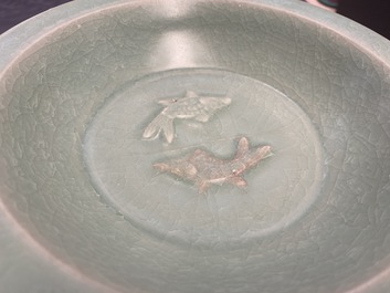 Een Chinese Longquan celadon 'twin fish' schotel, Song