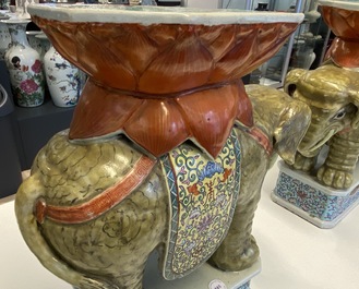 Une paire de tabourets en porcelaine de Chine famille rose en forme d'&eacute;l&eacute;phant, 19/20&egrave;me