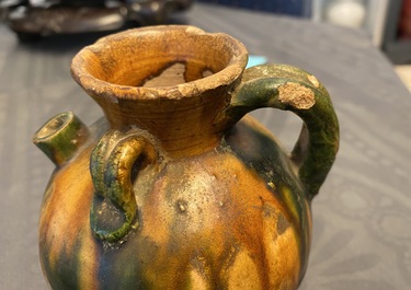 Une verseuse de type sancai et un vase de forme bouteille c&eacute;ladon monochrome, Chine, Tang et Song