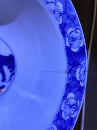 Une verseuse et un bol au tigre en porcelaine de Chine en bleu et blanc, marque et &eacute;poque de Kangxi