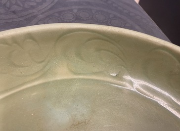 Een Chinese Longquan celadon schotel met onderglazuur decor, Yuan/Ming