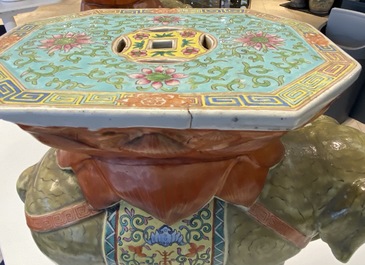 Une paire de tabourets en porcelaine de Chine famille rose en forme d'&eacute;l&eacute;phant, 19/20&egrave;me