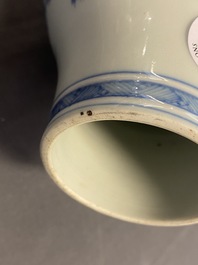 Un vase en porcelaine de Chine en bleu et blanc, marque et &eacute;poque de Yongzheng