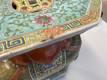 Une paire de tabourets en porcelaine de Chine famille rose en forme d'&eacute;l&eacute;phant, 19/20&egrave;me