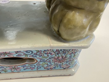 Une paire de tabourets en porcelaine de Chine famille rose en forme d'&eacute;l&eacute;phant, 19/20&egrave;me