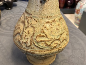 Une verseuse de type sancai et un vase de forme bouteille c&eacute;ladon monochrome, Chine, Tang et Song