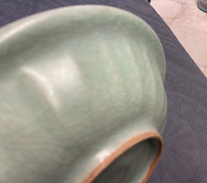 Een Chinese Longquan celadon 'twin fish' schotel, Song
