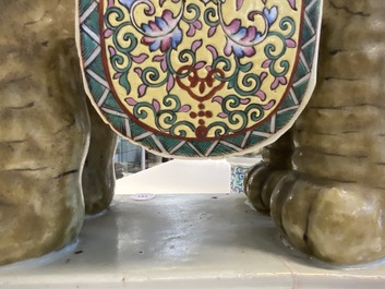 Une paire de tabourets en porcelaine de Chine famille rose en forme d'&eacute;l&eacute;phant, 19/20&egrave;me
