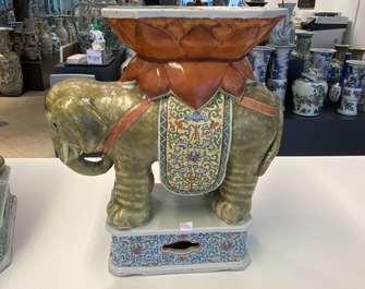 Une paire de tabourets en porcelaine de Chine famille rose en forme d'&eacute;l&eacute;phant, 19/20&egrave;me