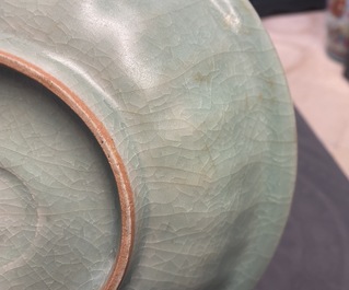 Een Chinese Longquan celadon 'twin fish' schotel, Song
