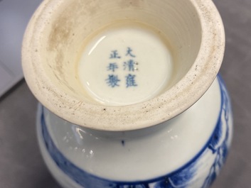 Un vase en porcelaine de Chine en bleu et blanc, marque et &eacute;poque de Yongzheng