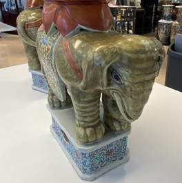 Une paire de tabourets en porcelaine de Chine famille rose en forme d'&eacute;l&eacute;phant, 19/20&egrave;me