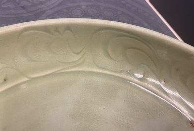 Een Chinese Longquan celadon schotel met onderglazuur decor, Yuan/Ming