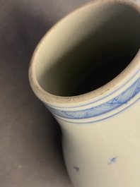 Un vase en porcelaine de Chine en bleu et blanc, marque et &eacute;poque de Yongzheng