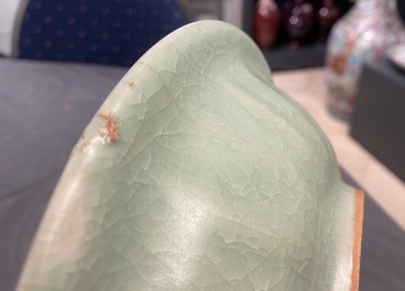 Een Chinese Longquan celadon 'twin fish' schotel, Song