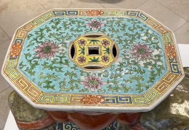 Une paire de tabourets en porcelaine de Chine famille rose en forme d'&eacute;l&eacute;phant, 19/20&egrave;me