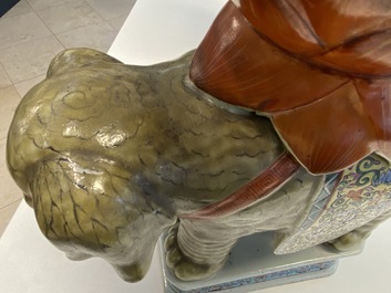 Une paire de tabourets en porcelaine de Chine famille rose en forme d'&eacute;l&eacute;phant, 19/20&egrave;me
