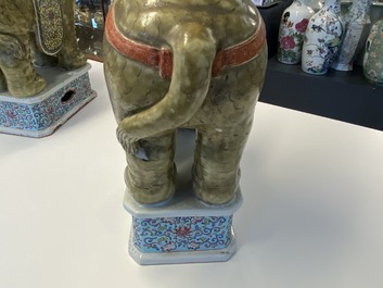 Une paire de tabourets en porcelaine de Chine famille rose en forme d'&eacute;l&eacute;phant, 19/20&egrave;me
