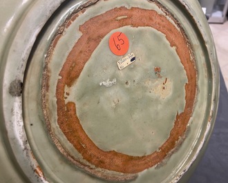 Een Chinese Longquan celadon schotel met onderglazuur decor, Yuan/Ming