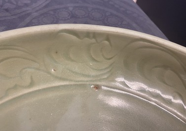 Een Chinese Longquan celadon schotel met onderglazuur decor, Yuan/Ming