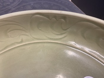 Een Chinese Longquan celadon schotel met onderglazuur decor, Yuan/Ming