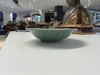 Een Chinese Longquan celadon 'twin fish' schotel, Song