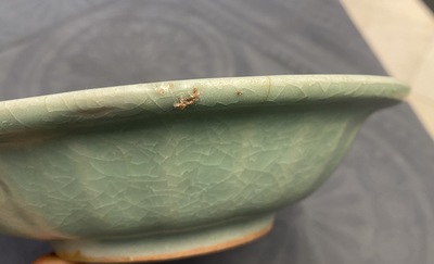 Een Chinese Longquan celadon 'twin fish' schotel, Song