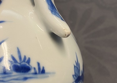 Une verseuse et un bol au tigre en porcelaine de Chine en bleu et blanc, marque et &eacute;poque de Kangxi