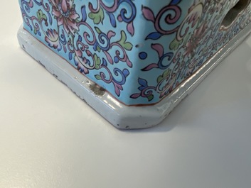 Une paire de tabourets en porcelaine de Chine famille rose en forme d'&eacute;l&eacute;phant, 19/20&egrave;me