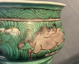 Un br&ucirc;le-parfum en biscuit &eacute;maill&eacute; verte &agrave; d&eacute;cor de chevaux, Chine, Kangxi