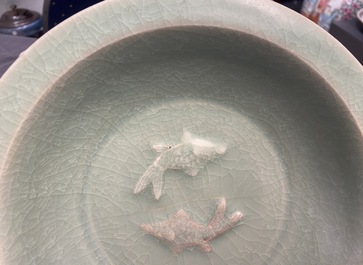 Een Chinese Longquan celadon 'twin fish' schotel, Song