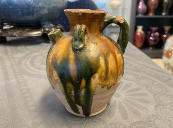 Une verseuse de type sancai et un vase de forme bouteille c&eacute;ladon monochrome, Chine, Tang et Song