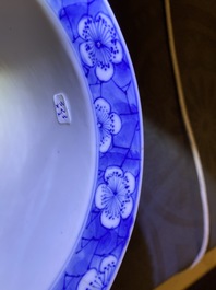 Une verseuse et un bol au tigre en porcelaine de Chine en bleu et blanc, marque et &eacute;poque de Kangxi