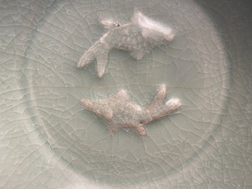 Een Chinese Longquan celadon 'twin fish' schotel, Song