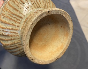 Une verseuse de type sancai et un vase de forme bouteille c&eacute;ladon monochrome, Chine, Tang et Song