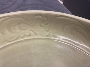 Een Chinese Longquan celadon schotel met onderglazuur decor, Yuan/Ming