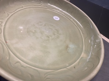 Een Chinese Longquan celadon schotel met onderglazuur decor, Yuan/Ming