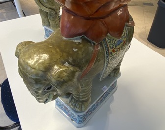 Une paire de tabourets en porcelaine de Chine famille rose en forme d'&eacute;l&eacute;phant, 19/20&egrave;me