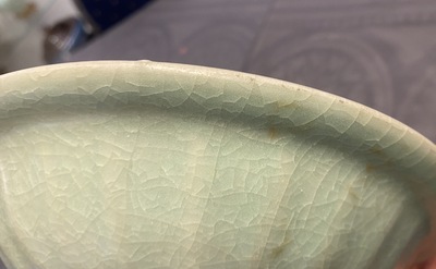 Een Chinese Longquan celadon 'twin fish' schotel, Song