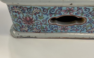 Une paire de tabourets en porcelaine de Chine famille rose en forme d'&eacute;l&eacute;phant, 19/20&egrave;me