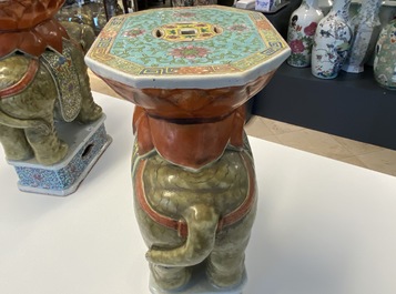 Une paire de tabourets en porcelaine de Chine famille rose en forme d'&eacute;l&eacute;phant, 19/20&egrave;me