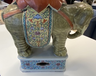 Une paire de tabourets en porcelaine de Chine famille rose en forme d'&eacute;l&eacute;phant, 19/20&egrave;me