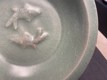 Een Chinese Longquan celadon 'twin fish' schotel, Song