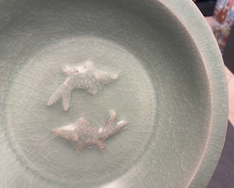 Een Chinese Longquan celadon 'twin fish' schotel, Song