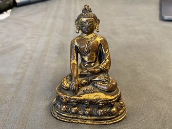 Une figure du Bouddha Shakyamuni en bronze dor&eacute;, Sino-Tibet, Ming