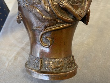 Un vase en bronze aux anses en forme de dragons, Ming